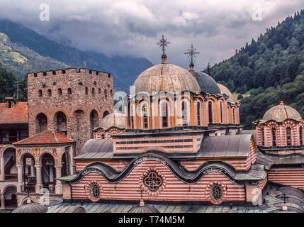 Kyustendil, Bulgaria. 30 Mar, 2019. Il decimo secolo il monastero di Rila (Monastero di San Ivan Rilski), il più grande e il più famoso bulgaro ortodossa orientale monastero, nel sudovest Rila montagne, è all'interno del Monastero di Rila Nature Park. Uno di Bulgaria più importante del patrimonio culturale e storico e monumenti architettonici è casa di circa 60 monaci ed è un tasto di attrazione turistica per la Bulgaria e il sud dell'Europa. Credito: Arnold Drapkin/ZUMA filo/Alamy Live News Foto Stock