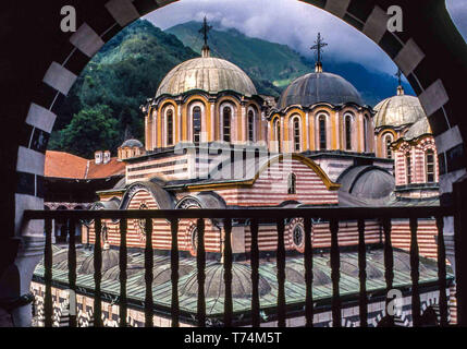 Kyustendil, Bulgaria. 30 Mar, 2019. Il decimo secolo il monastero di Rila (Monastero di San Ivan Rilski), il più grande e il più famoso bulgaro ortodossa orientale monastero, nel sudovest Rila montagne, è all'interno del Monastero di Rila Nature Park. Uno di Bulgaria più importante del patrimonio culturale e storico e monumenti architettonici è casa di circa 60 monaci ed è un tasto di attrazione turistica per la Bulgaria e il sud dell'Europa. Credito: Arnold Drapkin/ZUMA filo/Alamy Live News Foto Stock