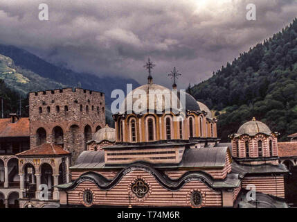 Kyustendil, Bulgaria. 30 Mar, 2019. Il decimo secolo il monastero di Rila (Monastero di San Ivan Rilski), il più grande e il più famoso bulgaro ortodossa orientale monastero, nel sudovest Rila montagne, è all'interno del Monastero di Rila Nature Park. Uno di Bulgaria più importante del patrimonio culturale e storico e monumenti architettonici è casa di circa 60 monaci ed è un tasto di attrazione turistica per la Bulgaria e il sud dell'Europa. Credito: Arnold Drapkin/ZUMA filo/Alamy Live News Foto Stock