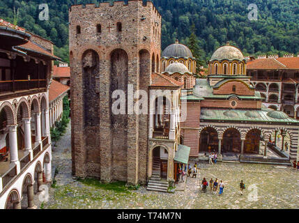 Kyustendil, Bulgaria. 30 Mar, 2019. Il decimo secolo il monastero di Rila (Monastero di San Ivan Rilski), il più grande e il più famoso bulgaro ortodossa orientale monastero, nel sudovest Rila montagne, è all'interno del Monastero di Rila Nature Park. Uno di Bulgaria più importante del patrimonio culturale e storico e monumenti architettonici è casa di circa 60 monaci ed è un tasto di attrazione turistica per la Bulgaria e il sud dell'Europa. Credito: Arnold Drapkin/ZUMA filo/Alamy Live News Foto Stock