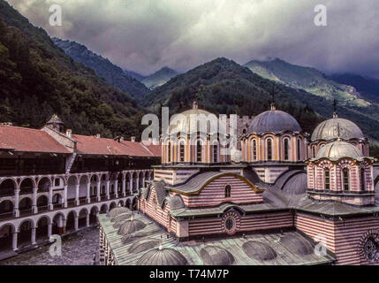 Kyustendil, Bulgaria. 30 Mar, 2019. Il decimo secolo il monastero di Rila (Monastero di San Ivan Rilski), il più grande e il più famoso bulgaro ortodossa orientale monastero, nel sudovest Rila montagne, è all'interno del Monastero di Rila Nature Park. Uno di Bulgaria più importante del patrimonio culturale e storico e monumenti architettonici è casa di circa 60 monaci ed è un tasto di attrazione turistica per la Bulgaria e il sud dell'Europa. Credito: Arnold Drapkin/ZUMA filo/Alamy Live News Foto Stock