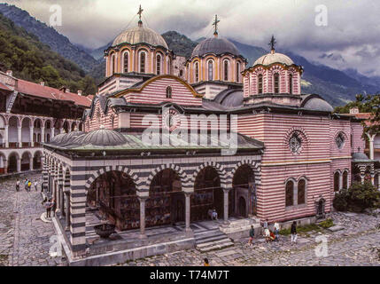 Kyustendil, Bulgaria. 30 Mar, 2019. Il decimo secolo il monastero di Rila (Monastero di San Ivan Rilski), il più grande e il più famoso bulgaro ortodossa orientale monastero, nel sudovest Rila montagne, è all'interno del Monastero di Rila Nature Park. Uno di Bulgaria più importante del patrimonio culturale e storico e monumenti architettonici è casa di circa 60 monaci ed è un tasto di attrazione turistica per la Bulgaria e il sud dell'Europa. Credito: Arnold Drapkin/ZUMA filo/Alamy Live News Foto Stock