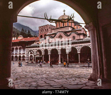 Kyustendil, Bulgaria. 30 Mar, 2019. Il decimo secolo il monastero di Rila (Monastero di San Ivan Rilski), il più grande e il più famoso bulgaro ortodossa orientale monastero, nel sudovest Rila montagne, è all'interno del Monastero di Rila Nature Park. Uno di Bulgaria più importante del patrimonio culturale e storico e monumenti architettonici è casa di circa 60 monaci ed è un tasto di attrazione turistica per la Bulgaria e il sud dell'Europa. Credito: Arnold Drapkin/ZUMA filo/Alamy Live News Foto Stock