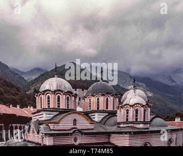 Kyustendil, Bulgaria. 30 Mar, 2019. Il decimo secolo il monastero di Rila (Monastero di San Ivan Rilski), il più grande e il più famoso bulgaro ortodossa orientale monastero, nel sudovest Rila montagne, è all'interno del Monastero di Rila Nature Park. Uno di Bulgaria più importante del patrimonio culturale e storico e monumenti architettonici è casa di circa 60 monaci ed è un tasto di attrazione turistica per la Bulgaria e il sud dell'Europa. Credito: Arnold Drapkin/ZUMA filo/Alamy Live News Foto Stock