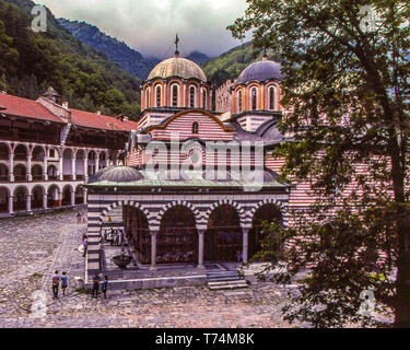 Kyustendil, Bulgaria. 30 Mar, 2019. Il decimo secolo il monastero di Rila (Monastero di San Ivan Rilski), il più grande e il più famoso bulgaro ortodossa orientale monastero, nel sudovest Rila montagne, è all'interno del Monastero di Rila Nature Park. Uno di Bulgaria più importante del patrimonio culturale e storico e monumenti architettonici è casa di circa 60 monaci ed è un tasto di attrazione turistica per la Bulgaria e il sud dell'Europa. Credito: Arnold Drapkin/ZUMA filo/Alamy Live News Foto Stock