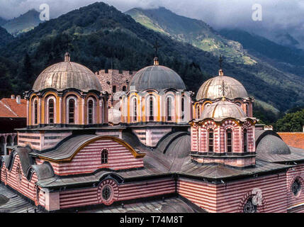 Kyustendil, Bulgaria. 30 Mar, 2019. Il decimo secolo il monastero di Rila (Monastero di San Ivan Rilski), il più grande e il più famoso bulgaro ortodossa orientale monastero, nel sudovest Rila montagne, è all'interno del Monastero di Rila Nature Park. Uno di Bulgaria più importante del patrimonio culturale e storico e monumenti architettonici è casa di circa 60 monaci ed è un tasto di attrazione turistica per la Bulgaria e il sud dell'Europa. Credito: Arnold Drapkin/ZUMA filo/Alamy Live News Foto Stock