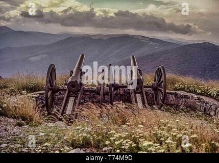 Stara Gazora, Bulgaria. Il 3° agosto 1991. Una coppia di vecchi cannone sulla sommità di picco Stoletov commemorare la liberazione della Bulgaria durante le battaglie di Shipka Pass nel Russo-Turkish guerra del 1877-78, ed è un luogo di attrazione turistica. Credito: Arnold Drapkin/ZUMA filo/Alamy Live News Foto Stock