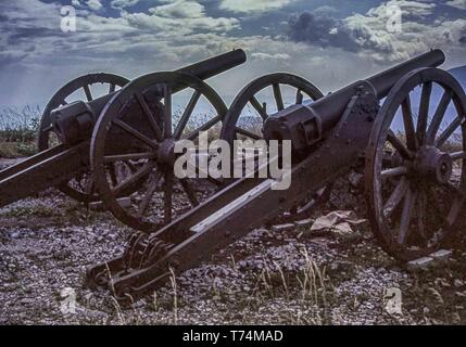 Stara Gazora, Bulgaria. Il 3° agosto 1991. Una coppia di vecchi cannone sulla sommità di picco Stoletov commemorare la liberazione della Bulgaria durante le battaglie di Shipka Pass nel Russo-Turkish guerra del 1877-78, ed è un luogo di attrazione turistica. Credito: Arnold Drapkin/ZUMA filo/Alamy Live News Foto Stock