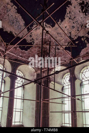 Sofia, Bulgaria. 2 agosto, 1991. L'interno mostra disrepair all interno della cupola, dei Bizantini e Hispano-mauresque Grand sefarditi sinagoga, nel cuore di Sofia, capitale della Bulgaria. Danneggiato durante il WW 2, essa non ha mai ricevuto una restaurazione sotto il regime comunista. Il lavoro iniziato nel 1991, con donazioni israeliano, per risanare la struttura storica, una attrazione turistica. Credito: Arnold Drapkin/ZUMA filo/Alamy Live News Foto Stock