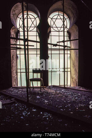 Sofia, Bulgaria. 2 agosto, 1991. L'interno, con il vetro rotto sul pavimento e la stella di Davide windows, dei Bizantini e Hispano-mauresque Grand sefarditi sinagoga, nel cuore di Sofia, capitale della Bulgaria. Danneggiato durante il WW 2, essa non ha mai ricevuto una restaurazione sotto il regime comunista. Il lavoro iniziato nel 1991, con donazioni israeliano, per risanare la struttura storica, una attrazione turistica. Credito: Arnold Drapkin/ZUMA filo/Alamy Live News Foto Stock