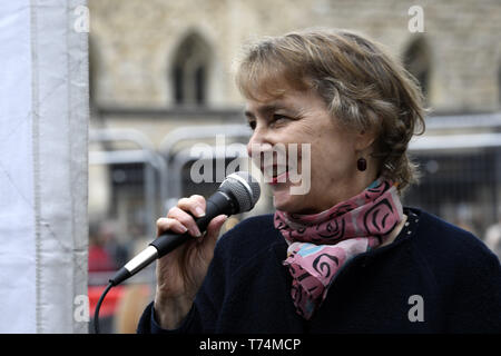 London, Greater London, Regno Unito. Il 3 maggio, 2019. CND segretario generale Kate Hudson vedono parlare durante la protesta.gli attivisti anti-nucleari si sono riuniti di fronte all'Abbazia di Westminster a Londra per protestare contro un servizio di ringraziamento organizzata dalla Royal Navy per contrassegnare 50 anni di Gran Bretagna il sommergibile a base di armi nucleari. Gli attivisti anti-nucleari eseguito un 'die-NELL'' fuori Abbazia di Westminster che rappresentano le vittime di una guerra nucleare. Credito: Andres Pantoja/SOPA Immagini/ZUMA filo/Alamy Live News Foto Stock