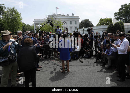 Washington, Distretto di Columbia, Stati Uniti d'America. Il 3 maggio, 2019. Segretario stampa della Casa Bianca Sarah Huckabee Sanders parla ai media al di fuori della casa bianca a Washington DC, 03 maggio 2019. Credito: Yuri Gripas/CNP Credito: Yuri Gripas/CNP/ZUMA filo/Alamy Live News Foto Stock