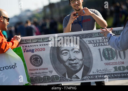 Seattle, Washington, Stati Uniti d'America. Il 3 maggio, 2019. I sostenitori del processo democratico di U.S. il candidato presidenziale Andrew Yang, scattare una foto di un segno a una campagna al rally di officine del gas Park a Seattle, Washington il 3 maggio 2019. Yang si propone di dare ogni americano 18 anni e anziani, $1.000 ogni mese come parte di un reddito di base universale se egli è eletto. Credito: Karen Ducey/ZUMA filo/Alamy Live News Foto Stock
