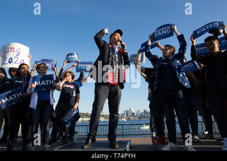 Seattle, Washington, Stati Uniti d'America. Il 3 maggio, 2019. U.S. democratico il candidato presidenziale Andrew Yang, parla di una campagna al rally di officine del gas Park a Seattle, Washington il 3 maggio 2019. Credito: Karen Ducey/ZUMA filo/Alamy Live News Foto Stock