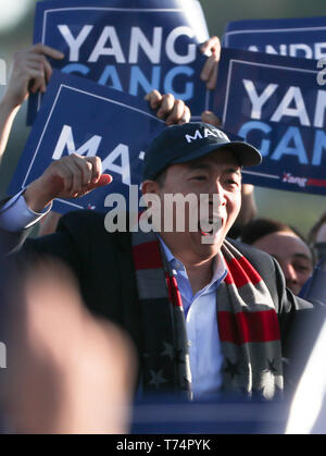 Seattle, Washington, Stati Uniti d'America. Il 3 maggio, 2019. U.S. democratico il candidato presidenziale Andrew Yang, parla di una campagna al rally di officine del gas Park a Seattle, Washington il 3 maggio 2019. Credito: Karen Ducey/ZUMA filo/Alamy Live News Foto Stock