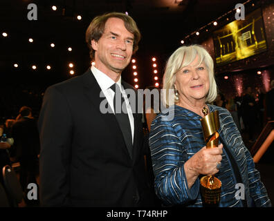 Berlino, Germania. 03 Maggio, 2019. Il regista e attrice Margarethe von Trotta e suo figlio Felix Moeller sono lieto di essere aggiudicati la sessantanovesima tedesco Film Prize "Lola" per i servizi eccezionali al film tedesco. Credito: Jens Kalaene/dpa-Zentralbild/dpa/Alamy Live News Foto Stock