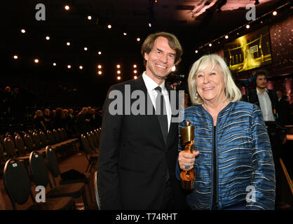 Berlino, Germania. 03 Maggio, 2019. Il regista e attrice Margarethe von Trotta e suo figlio Felix Moeller sono lieto di essere aggiudicati la sessantanovesima tedesco Film Prize "Lola" per i servizi eccezionali al film tedesco. Credito: Jens Kalaene/dpa-Zentralbild/dpa/Alamy Live News Foto Stock