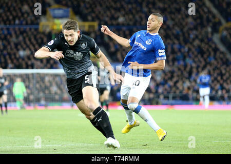 Liverpool, Regno Unito. 03 Maggio, 2019. James Tarkowski di Burnley (l) e Richarlison di Everton in azione. Premier League, Everton v Burnley a Goodison Park di Liverpool venerdì 3 maggio 2019. Questa immagine può essere utilizzata solo per scopi editoriali. Solo uso editoriale, è richiesta una licenza per uso commerciale. Nessun uso in scommesse, giochi o un singolo giocatore/club/league pubblicazioni. pic da Chris Stading/Andrew Orchard fotografia sportiva/Alamy Live news Credito: Andrew Orchard fotografia sportiva/Alamy Live News Foto Stock