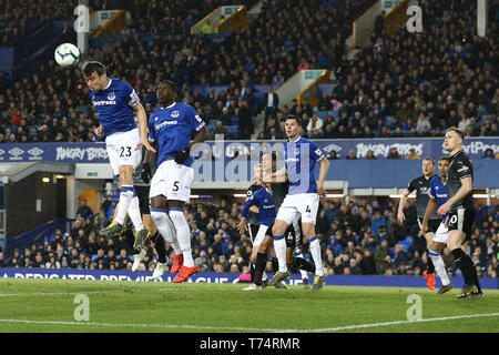 Liverpool, Regno Unito. 03 Maggio, 2019. Seamus Coleman di Everton (l) le teste e cancella la palla. Premier League, Everton v Burnley a Goodison Park di Liverpool venerdì 3 maggio 2019. Questa immagine può essere utilizzata solo per scopi editoriali. Solo uso editoriale, è richiesta una licenza per uso commerciale. Nessun uso in scommesse, giochi o un singolo giocatore/club/league pubblicazioni. pic da Chris Stading/Andrew Orchard fotografia sportiva/Alamy Live news Credito: Andrew Orchard fotografia sportiva/Alamy Live News Foto Stock