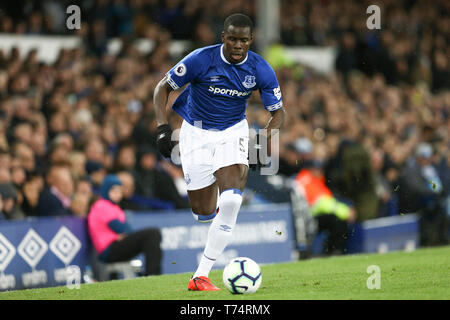 Liverpool, Regno Unito. 03 Maggio, 2019. Kurt Zouma di Everton in azione. Premier League, Everton v Burnley a Goodison Park di Liverpool venerdì 3 maggio 2019. Questa immagine può essere utilizzata solo per scopi editoriali. Solo uso editoriale, è richiesta una licenza per uso commerciale. Nessun uso in scommesse, giochi o un singolo giocatore/club/league pubblicazioni. pic da Chris Stading/Andrew Orchard fotografia sportiva/Alamy Live news Credito: Andrew Orchard fotografia sportiva/Alamy Live News Foto Stock