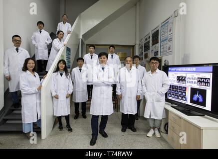 (190504) -- WUHAN, 4 maggio 2019 (Xinhua) -- Xin Zhou (terza R, anteriore) e core i membri del suo gruppo posano per una foto di gruppo a Wuhan Istituto di Fisica e Matematica dell'Accademia cinese delle scienze di Wuhan, capitale della Cina centrale della provincia di Hubei, 19 aprile 2019. Professore di Xin Zhou è il vice direttore di Wuhan Istituto di Fisica e Matematica dell'Accademia cinese delle scienze, chiave dello stato Laboratorio di risonanza magnetica e la fisica atomica e molecolare, e il Centro Nazionale per la risonanza magnetica nucleare a Wuhan. Egli è interessato a ultrasensitive imaging a risonanza magnetica (MRI) strumenti, TEC Foto Stock