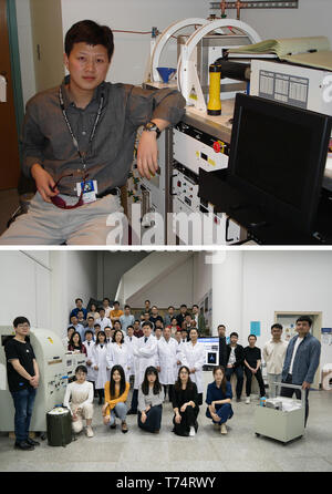 (190504) -- WUHAN, 4 maggio 2019 (Xinhua) -- Combo mostra fotografica di Xin Zhou presso un laboratorio dell'Università della California di Berkeley Campus di Berkeley, California, Stati Uniti, Sett. 14, 2009 (sopra, file foto), e Xin Zhou e i membri del suo gruppo che posano per una foto di gruppo a Wuhan Istituto di Fisica e Matematica dell'Accademia cinese delle scienze di Wuhan, capitale della Cina centrale della provincia di Hubei, Aprile 19, 2019 Professore di Xin Zhou è il vice direttore di Wuhan Istituto di Fisica e Matematica dell'Accademia cinese delle scienze, chiave dello stato Laboratorio di risonanza magnetica e atomica e Foto Stock