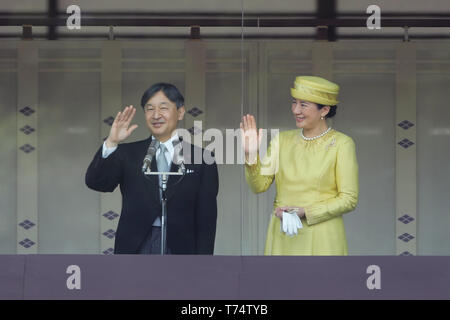 Tokyo, Giappone. Il 4 maggio, 2019. Il Giappone Naruhito Imperatore e l'Imperatrice Masako salutare al pubblico dal balcone del palazzo imperiale a Tokyo in Giappone, il 4 maggio 2019. Credito: Du Natalino/Xinhua/Alamy Live News Foto Stock