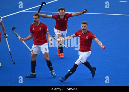 Londra, Regno Unito. Il 4 maggio, 2019. Sam Ward (Gran Bretagna) celebra il punteggio del primo obiettivo britannico come Calnan (Gran Bretagna, 31) e Christopher Griffiths (Gran Bretagna, a sinistra). Gran Bretagna v Spagna. Mens hockey. FIH Pro League. Lee Valley Hockey e il Centro Tennis. Londra. Regno Unito. 04/05/2019. Credito: Sport In immagini/Alamy Live News Credito: Sport In immagini/Alamy Live News Foto Stock