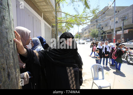 La città di Gaza, Striscia di Gaza, Territori palestinesi. Il 4 maggio, 2019. I parenti in lutto durante i funerali del palestinese Raed Abu Tair, che è stato ucciso durante una manifestazione di protesta al confine Israel-Gaza recinzione in Khan Yunis nel sud della striscia di Gaza il 4 maggio 2019. Report stato cinque palestinesi sono stati uccisi, di cui tre in incursioni aeree israeliane nella striscia di Gaza e due durante le proteste dopo la preghiera del venerdì in prossimità del confine con Israele orientale di Gaza striscia Credito: Ramadan El-Agha APA/images/ZUMA filo/Alamy Live News Foto Stock