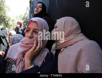 La città di Gaza, Striscia di Gaza, Territori palestinesi. Il 4 maggio, 2019. I parenti in lutto durante i funerali del palestinese Raed Abu Tair, che è stato ucciso durante una manifestazione di protesta al confine Israel-Gaza recinzione in Khan Yunis nel sud della striscia di Gaza il 4 maggio 2019. Report stato cinque palestinesi sono stati uccisi, di cui tre in incursioni aeree israeliane nella striscia di Gaza e due durante le proteste dopo la preghiera del venerdì in prossimità del confine con Israele orientale di Gaza striscia Credito: Ramadan El-Agha APA/images/ZUMA filo/Alamy Live News Foto Stock