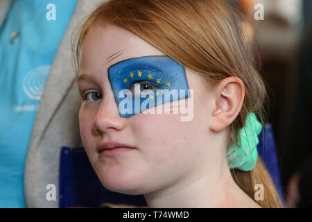 Bruxelles, Belgio. Il 4 maggio, 2019. Una ragazza in visita al Parlamento europeo durante la Giornata delle porte aperte delle istituzioni europee a Bruxelles, Belgio, 4 maggio 2019. La Open Day è una opportunità unica per il pubblico di scoprire in che modo le istituzioni europee operano. Gli ospiti hanno libero accesso alle istituzioni degli edifici e di alcune particolari attività introduttive. Credito: Zheng Huansong/Xinhua/Alamy Live News Foto Stock
