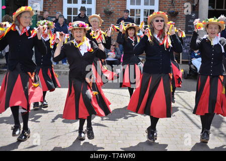 Morris ballerini presso il cuculo annuale Fiera sul Borough nel South Wiltshire borgo del centro cittadino nei pressi di Salisbury, Regno Unito, 4 maggio 2019. Foto Stock