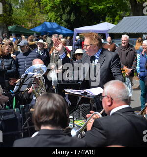 Cavendish brass band a suonare all'annuale Fiera cucù lungo il borgo nel South Wiltshire borgo del centro cittadino nei pressi di Salisbury, Regno Unito, 4 maggio 2019. Foto Stock