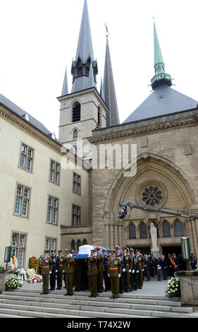 Luxemburg, Lussemburgo. 04 Maggio, 2019. Gli ufficiali della polizia e dell'esercito del Lussemburgo portano la bara con il vecchio Granduca Jean dalla cattedrale di Notre-Dame per la cripta sottostante. L'ex Granduca è sepolto a funerali di stato. L'ex capo di Stato del Granducato (1964-2000) era morto all'età di 98. Credito: Harald Tittel/dpa/Alamy Live News Foto Stock