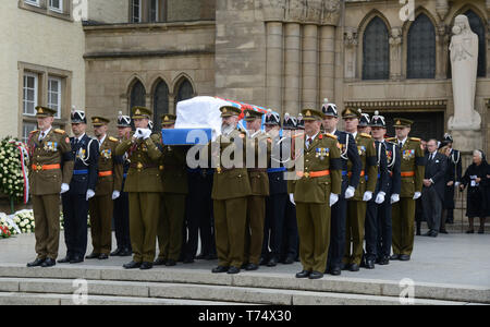 Luxemburg, Lussemburgo. 04 Maggio, 2019. Gli ufficiali della polizia e dell'esercito del Lussemburgo portano la bara con il vecchio Granduca Jean dalla cattedrale di Notre-Dame per la cripta sottostante. L'ex Granduca è sepolto a funerali di stato. L'ex capo di Stato del Granducato (1964-2000) era morto all'età di 98. Credito: Harald Tittel/dpa/Alamy Live News Foto Stock