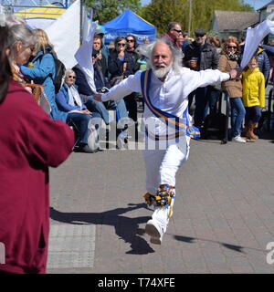 Ballerina Morris dai capelli grigi che intrattiene una folla alla fiera Downton Cuckoo Fair sul Borough nel villaggio South Wiltshire del centro città vicino a Salisbury, Regno Unito, 4th maggio 2019, Foto Stock