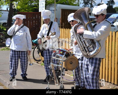 Jazz band vestita da chef, Downtown Cuckoo Fair vicino a Salisbury, Regno Unito, 4th maggio 2019, l'annuale Cuckoo Fair si svolge lungo il Borough nel villaggio del South Wiltshire. L'evento è frequentato da migliaia di persone ogni anno. Foto Stock