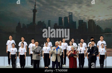 Pechino, Cina. 04 Maggio, 2019. (190504) -- PECHINO, 4 maggio 2019 (Xinhua) -- artista Chen Duo (2a L, anteriore), Hong Yun(2 R, anteriore) e studenti provenienti da università di Pechino il canto una poesia durante una poesia recita concerto per celebrare il centenario del movimento di quarto di maggio a Pechino Università di Pechino, capitale della Cina, 4 maggio 2019. Sabato segna il centenario del movimento di quarto di maggio in Cina. Credito: Xinhua/Alamy Live News Foto Stock