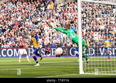 Londra, Regno Unito. 04 Maggio, 2019. Fraser Forster di Southampton salva contro Manuel Lanzini del West Ham United durante il match di Premier League tra il West Ham United e Southampton al London Stadium, Stratford, Londra sabato 4 maggio 2019. (Credit: Leila Coker | MI News) solo uso editoriale, è richiesta una licenza per uso commerciale. Nessun uso in scommesse, giochi o un singolo giocatore/club/league pubblicazioni. La fotografia può essere utilizzata solo per il giornale e/o rivista scopi editoriali. Credito: MI News & Sport /Alamy Live News Foto Stock