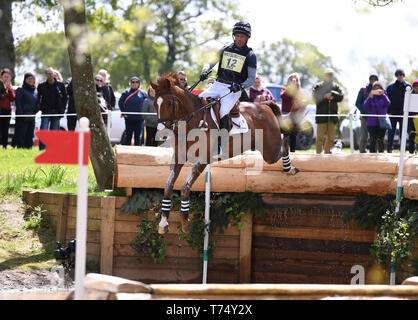 Badminton station wagon, Badminton, UK. Il 4 maggio, 2019. Mitsubishi Motors Badminton Horse Trials, giorno 4; Tim Prezzo (NZL) riding BANGO maggio al recinto 15 durante il cross country il test al giorno 4 del 2019 Badminton Horse Trials Credito: Azione Sport Plus/Alamy Live News Foto Stock