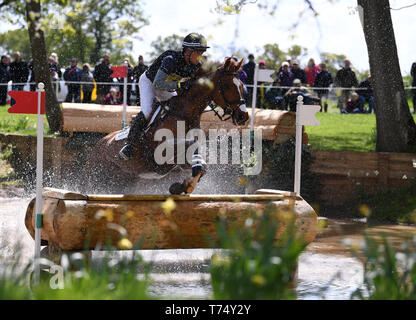 Badminton station wagon, Badminton, UK. Il 4 maggio, 2019. Mitsubishi Motors Badminton Horse Trials, giorno 4; Tim Prezzo (NZL) riding BANGO maggio al recinto 15 durante il cross country il test al giorno 4 del 2019 Badminton Horse Trials Credito: Azione Sport Plus/Alamy Live News Foto Stock