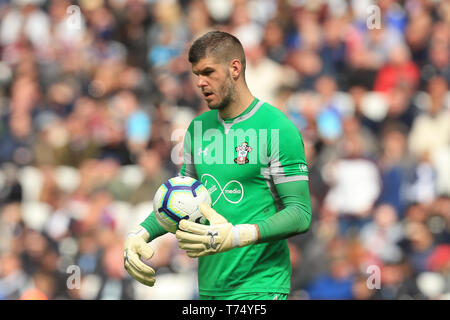 Londra, Regno Unito. 04 Maggio, 2019. Fraser Forster di Southampton durante il match di Premier League tra il West Ham United e Southampton al London Stadium, Stratford, Londra sabato 4 maggio 2019. (Credit: Leila Coker | MI News) solo uso editoriale, è richiesta una licenza per uso commerciale. Nessun uso in scommesse, giochi o un singolo giocatore/club/league pubblicazioni. La fotografia può essere utilizzata solo per il giornale e/o rivista scopi editoriali. Credito: MI News & Sport /Alamy Live News Foto Stock