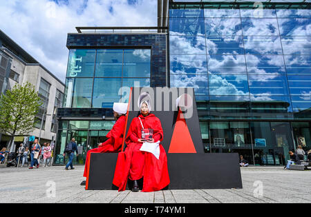 Brighton Regno Unito 4 Maggio 2019 - Le Ancelle racconto audio può essere ascoltato in Piazza giubileo al Brighton Festival Fringe 'Streets di Brighton' evento nel centro della città nel giorno di apertura. Credito: Simon Dack / Alamy Live News Foto Stock
