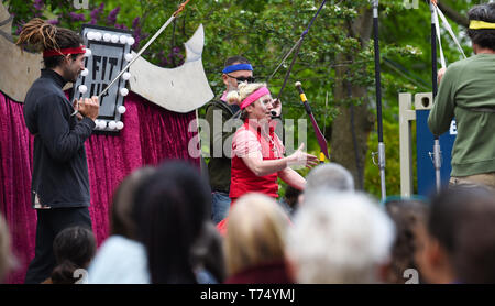 Brighton Regno Unito 4 Maggio 2019 - Montare fino Productions eseguendo a folle a Brighton Festival Fringe 'Streets di Brighton' evento nel centro della città nel giorno di apertura. Credito: Simon Dack / Alamy Live News Foto Stock