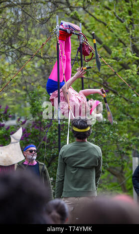 Brighton Regno Unito 4 Maggio 2019 - Montare fino Productions eseguendo a folle a Brighton Festival Fringe 'Streets di Brighton' evento nel centro della città nel giorno di apertura. Credito: Simon Dack / Alamy Live News Foto Stock