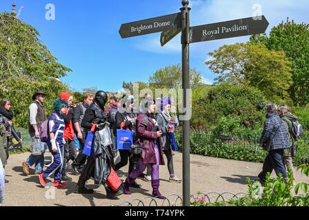 Brighton Regno Unito 4 Maggio 2019 - colorata di moda per i visitatori come essi godetevi il sole ma fresco in Brighton oggi con turbate condizioni meteo per il Regno Unito nei prossimi giorni. Credito: Simon Dack / Alamy Live News Foto Stock