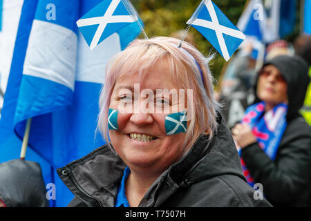 Glasgow, Scotland, Regno Unito. 04 Maggio, 2019. Una stima di 25.000 persone si è rivelato per prendere parte a una sfilata per Glasgow a sostegno di indipendenza per la Scozia. La sfilata è stata organizzata da "Tutti sotto uno striscione", un gruppo che coordina tutte le singole organizzazioni che promuovono l'indipendenza scozzese Credito: Findlay/Alamy Live News Foto Stock