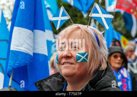 Glasgow, Scotland, Regno Unito. 04 Maggio, 2019. Una stima di 25.000 persone si è rivelato per prendere parte a una sfilata per Glasgow a sostegno di indipendenza per la Scozia. La sfilata è stata organizzata da "Tutti sotto uno striscione", un gruppo che coordina tutte le singole organizzazioni che promuovono l'indipendenza scozzese Credito: Findlay/Alamy Live News Foto Stock