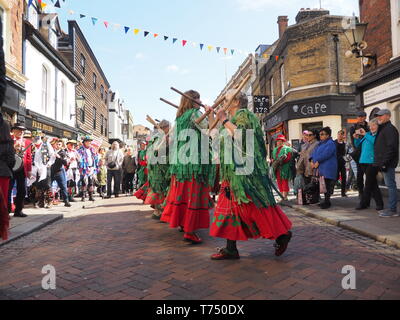 Rochester, Kent, Regno Unito. 04 Maggio, 2019. Immagini dal primo giorno del 2019 sweep annuale festival tenutosi a Rochester, Kent nella celebrazione della festa tradizionale per spazzacamini. Credito: James Bell/Alamy Live News Foto Stock