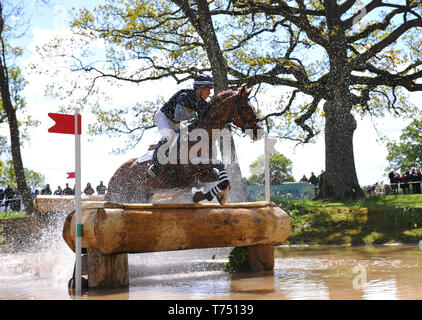 Badminton station wagon, Badminton, UK. Il 4 maggio, 2019. Mitsubishi Motors Badminton Horse Trials, giorno 4; Tim Prezzo (NZL) riding BANGO cancella il secondo elemento di recinzione 15 durante il cross country il test al giorno 4 del 2019 Badminton Horse Trials Credito: Azione Sport Plus/Alamy Live News Foto Stock